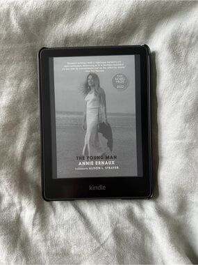 Kindle Paperwhite E-Reader 11th Gen with Case Bundle